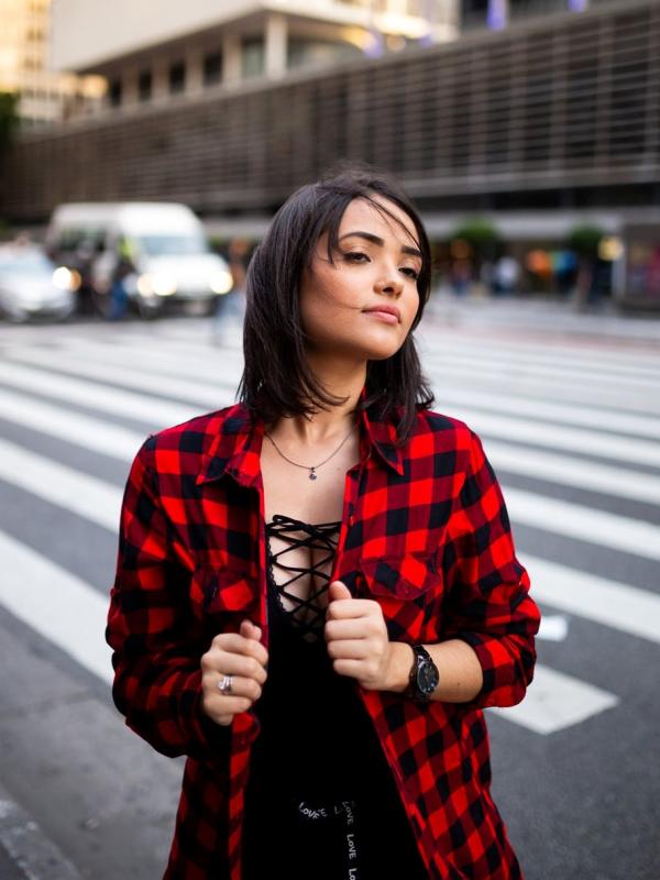 Red square woman shirt